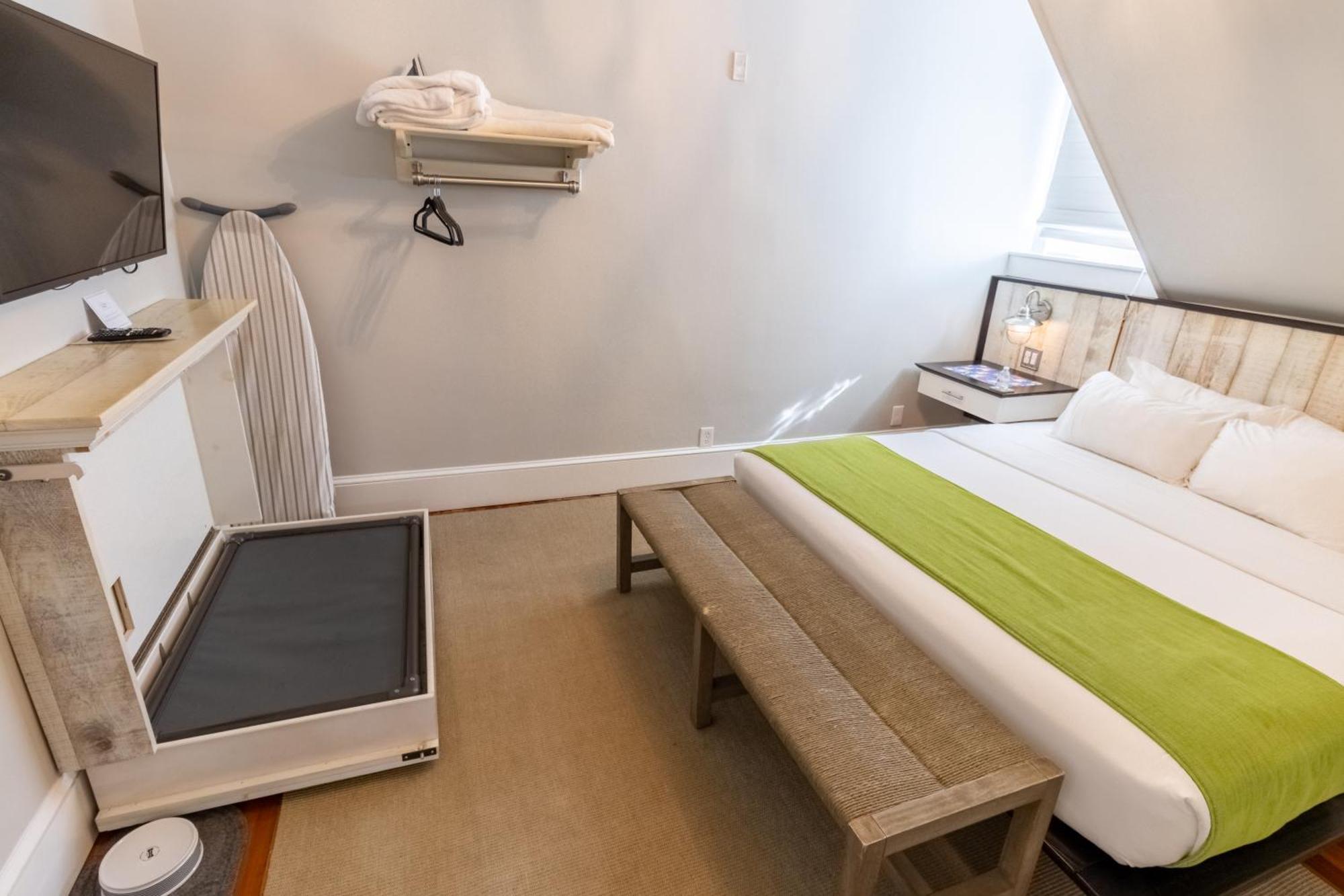 Paws On Pelham (Adults Only) Bed and Breakfast Newport Exteriör bild