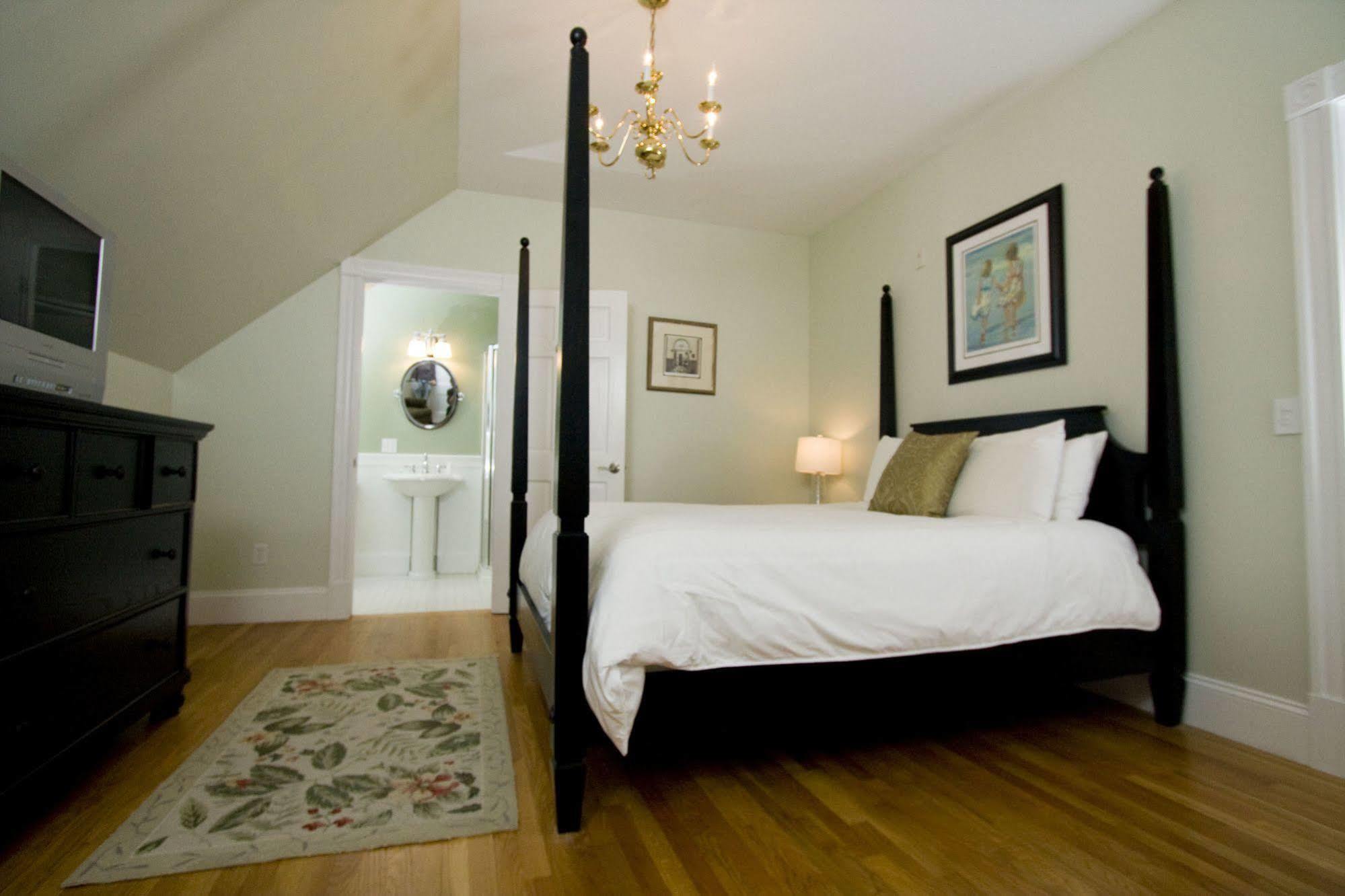 Paws On Pelham (Adults Only) Bed and Breakfast Newport Exteriör bild