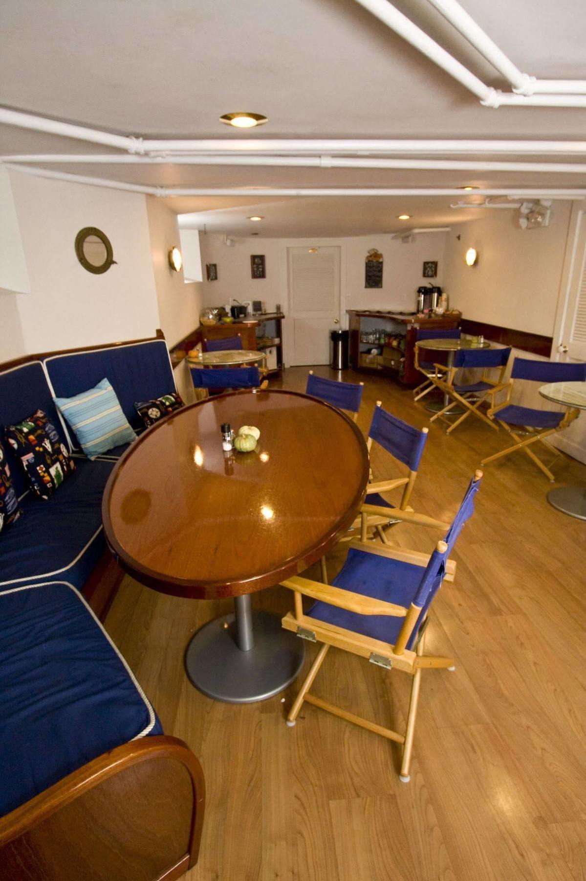 Paws On Pelham (Adults Only) Bed and Breakfast Newport Exteriör bild